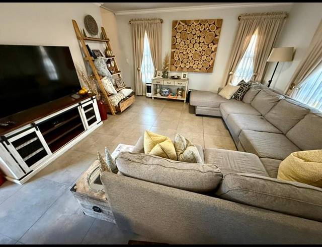 3 BEDROOM HOUSE FOR SALE IN THATCHFIELD